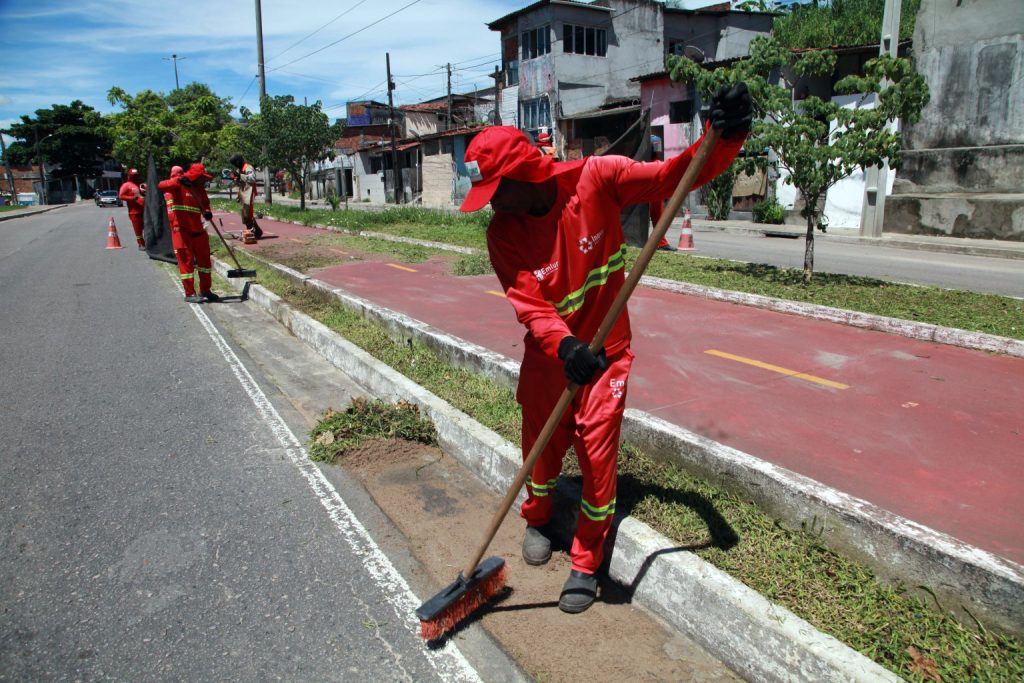 Agentes da Emlur executam serviços de roçagem e capinação em corredores viários