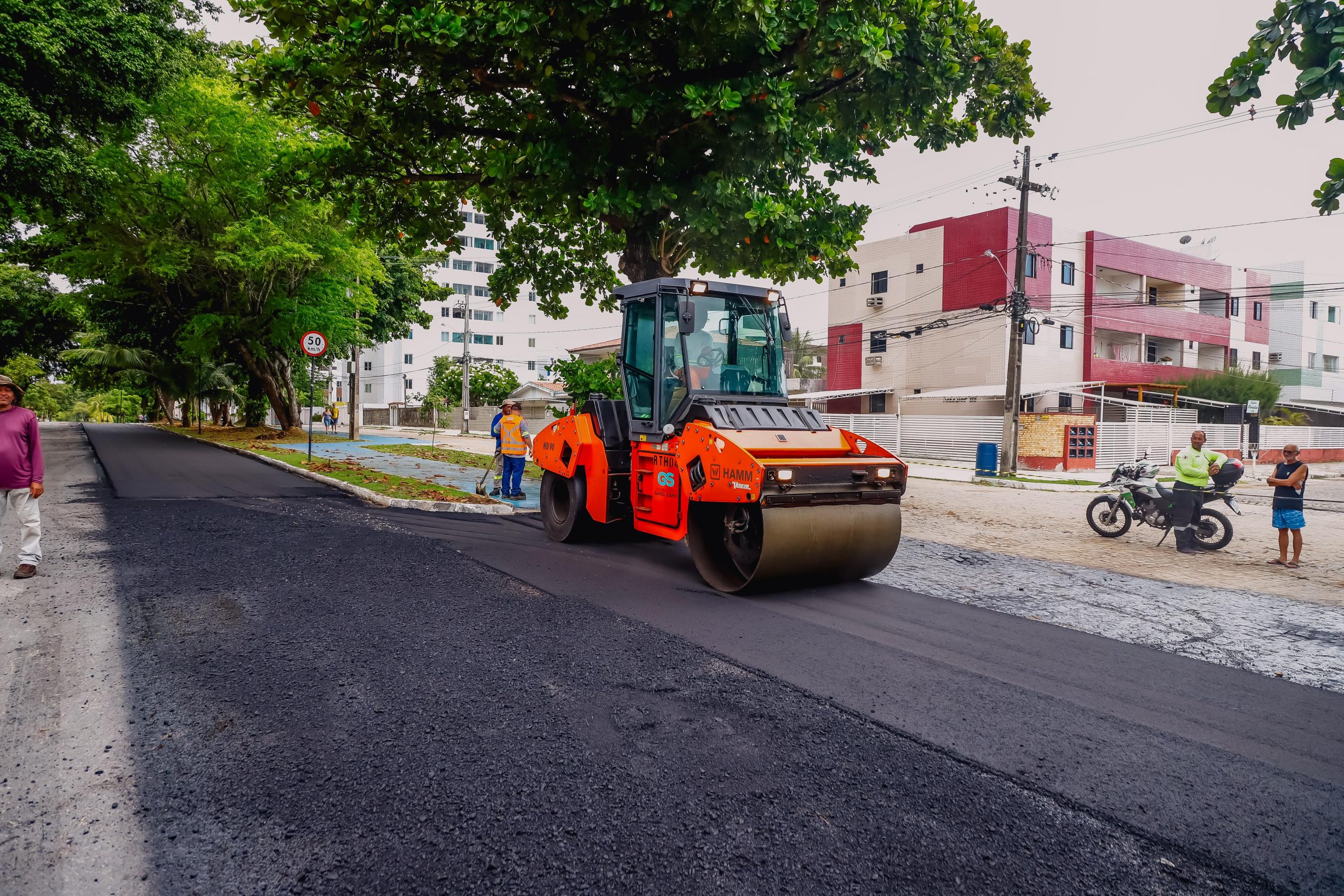 Cícero Lucena inspeciona início do asfaltamento do Parque das Três Ruas, que terá binário para melhorar a mobilidade urbana