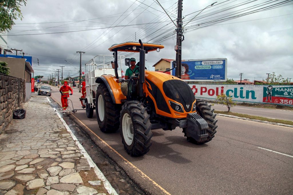 Agentes da Emlur utilizam três tipos de equipamentos na pintura de meio-fio