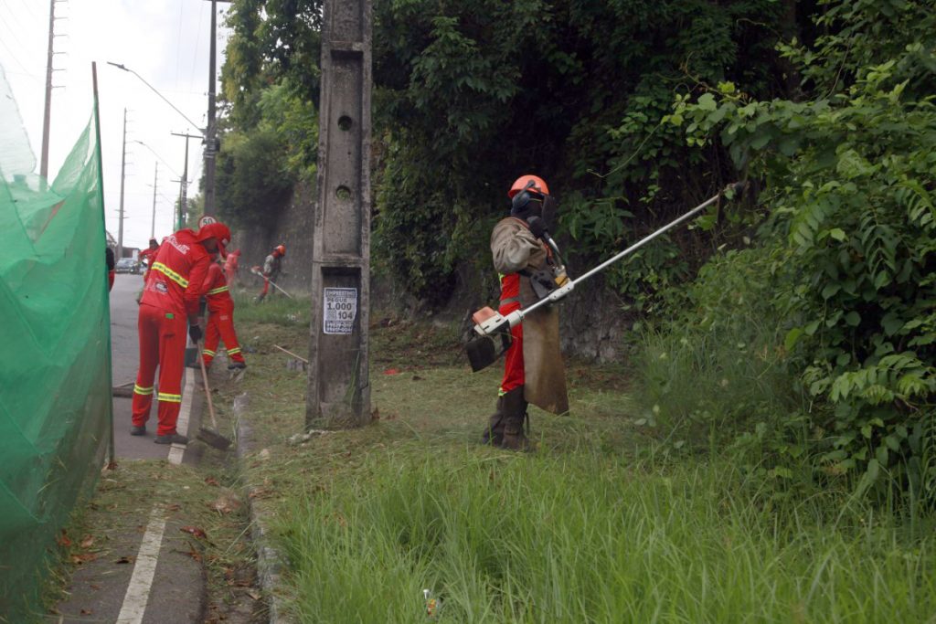 Emlur realiza serviços de roçagem e capinação em nove bairros nesta segunda-feira