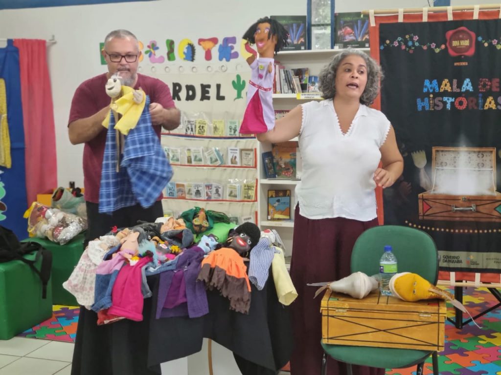 Supervisoras dos Centros Municipais de Educação Infantil participam de oficina de teatro de bonecos