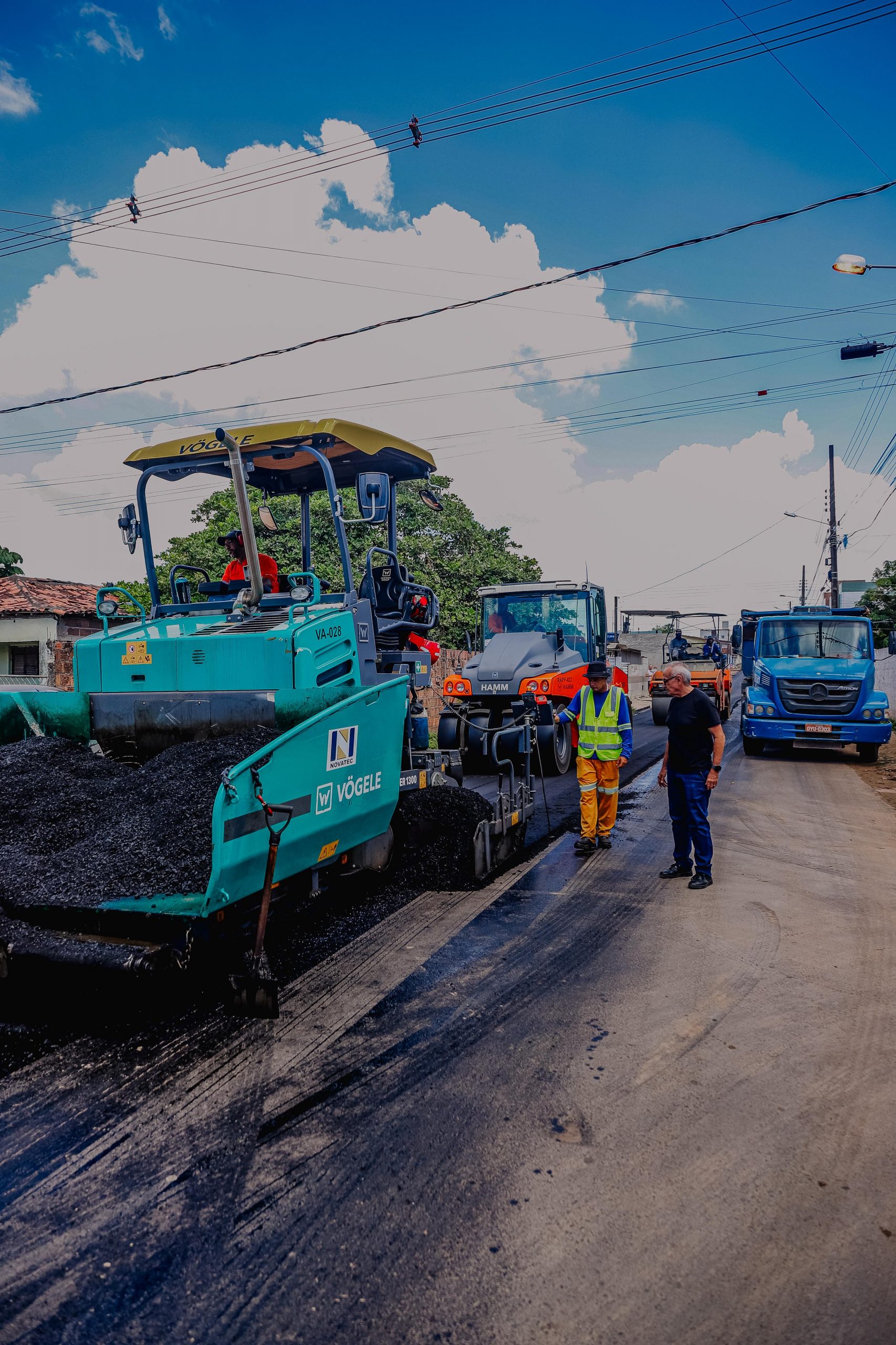 Cícero Lucena fiscaliza obras de asfalto em Paratibe e destaca avanços em toda a cidade, com alto padrão de qualidade
