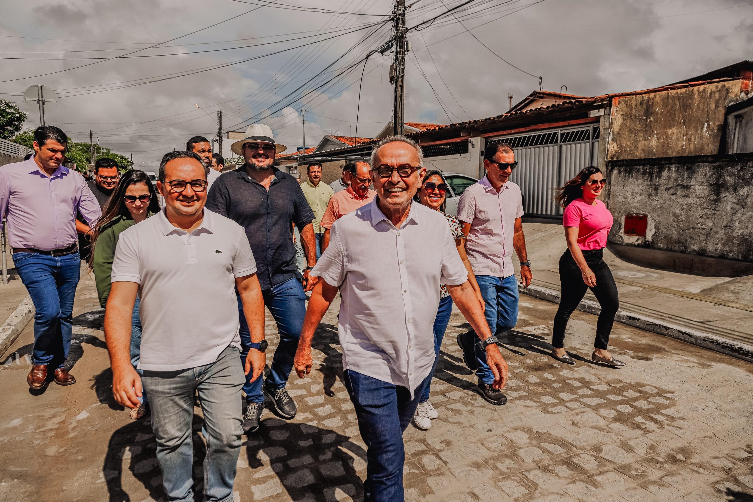 Cícero Lucena entrega 35 ruas pavimentadas e estruturadas pela Prefeitura em 21 bairros