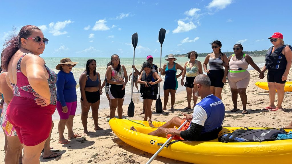 Mulheres do Residencial Vista Alegre participam de oficina de caiaque na Praia do Cabo Branco