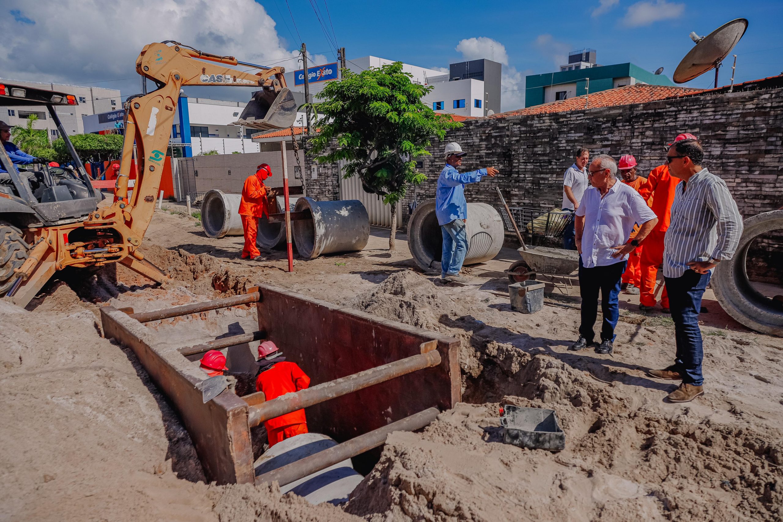 Cícero Lucena inspeciona obras de drenagem profunda, pavimentação e asfalto, e projeta conclusão para maio